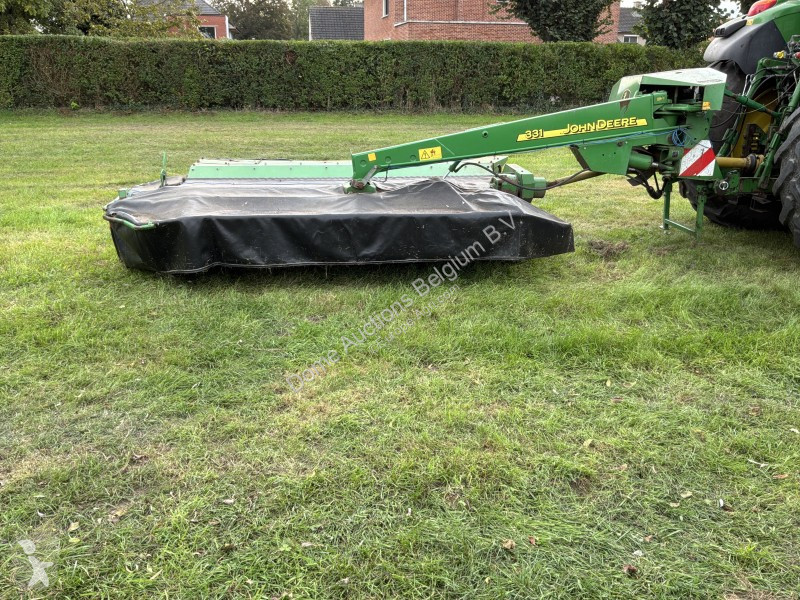 Fenaison John Deere 331
