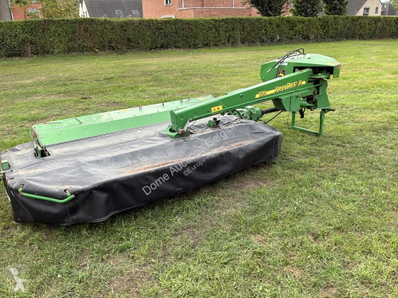 Fenaison John Deere 331