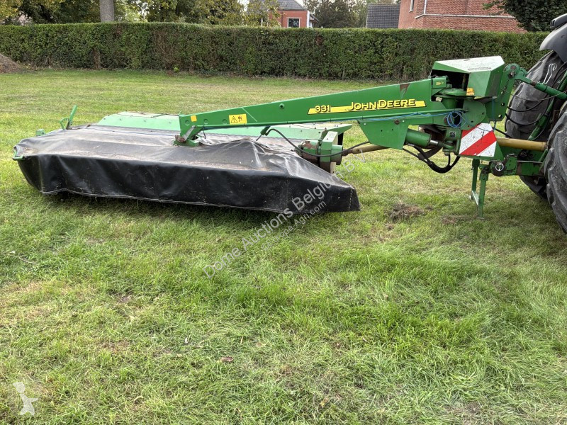 Fenaison John Deere 331