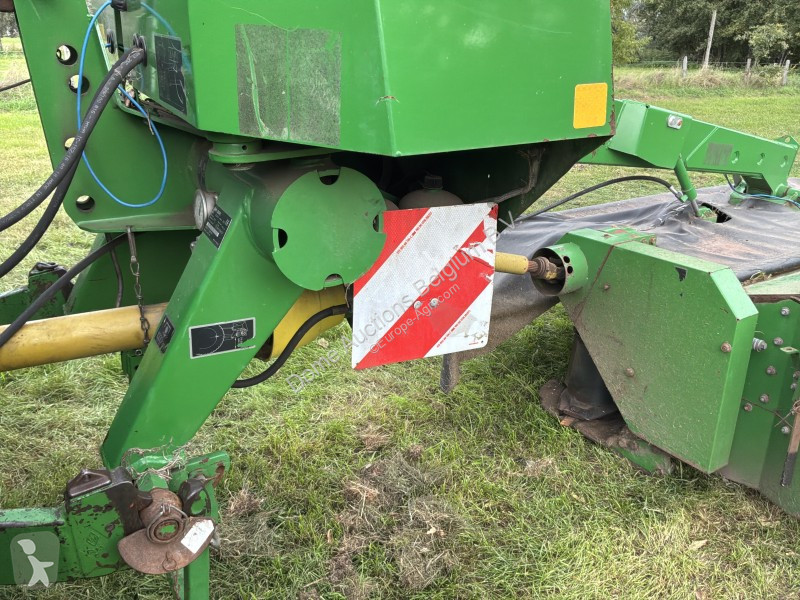 Fenaison John Deere 331
