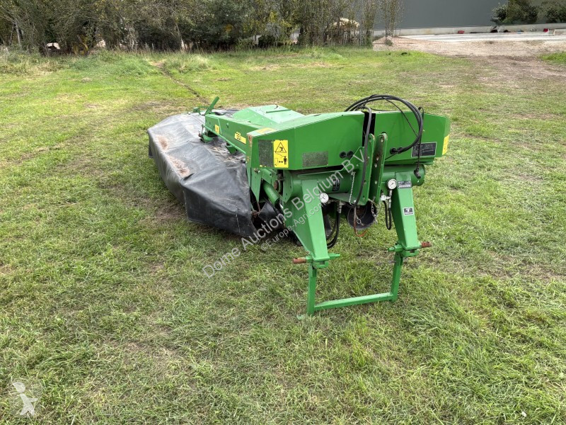 Fenaison John Deere 331