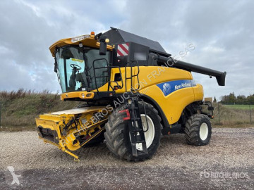 New Holland Arató-cséplő kombájn