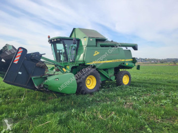 آلة حصاد ودرس مع 3 هزّازات John Deere