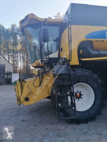 حصاد آلة حصاد ودرس مع 6 هزّازات New Holland CS640