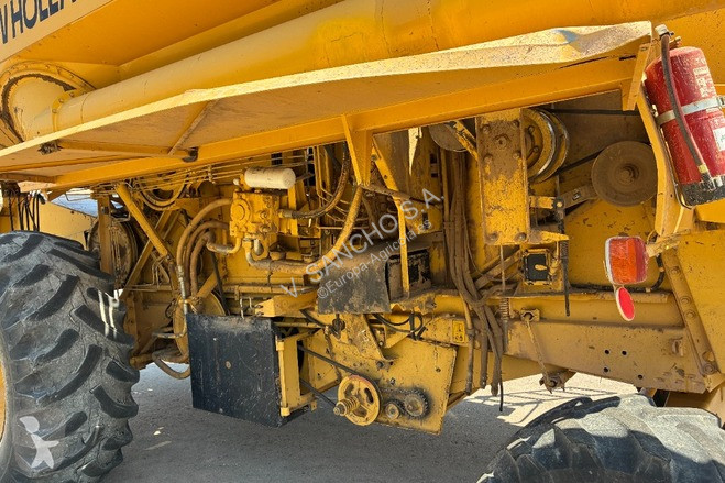 Oogst New Holland TC 56