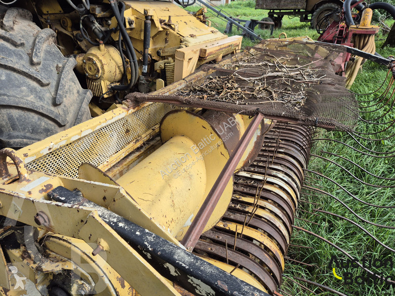New Holland FX 375 harvest