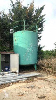 Citerne, cuve, tonne à eau CISTERNA D’ACQUA USATA IN FERRO CON PIEDI