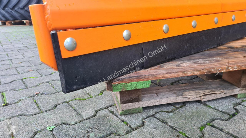 تجهيزات الآليات الثقيلة   SCHNEEPFLUG KOMMUNAL...