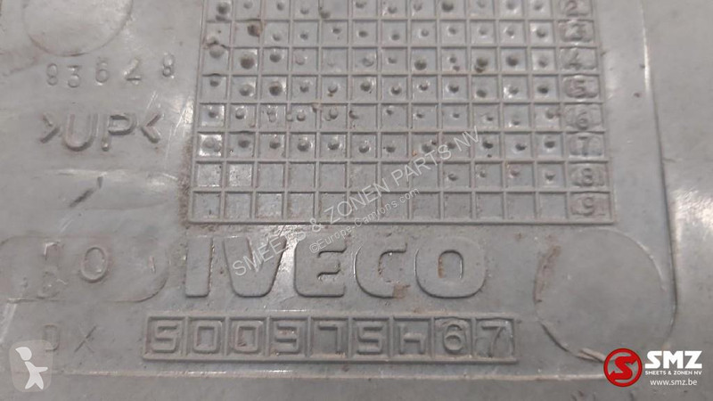 Équipements PL Iveco Occ Opstapbak rechts Iveco