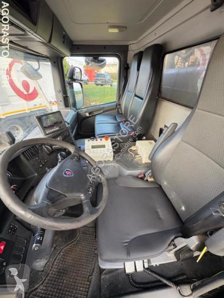 Vehículo de limpieza viaria Scania P280