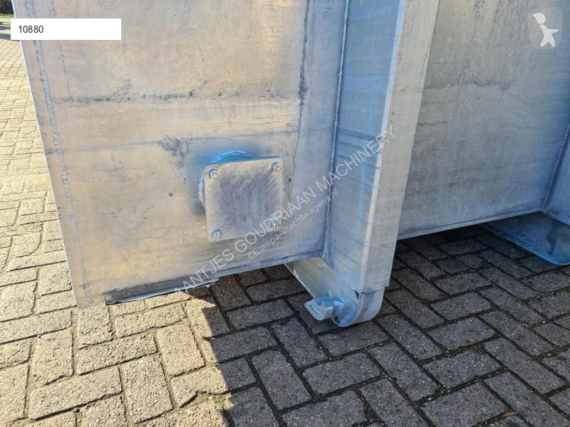 Uitrusting voor vrachtwagens  Vloeistof container