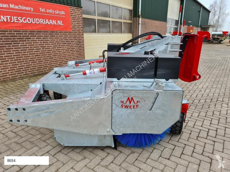 Uitrusting voor vrachtwagens  Sweep veegmachine...