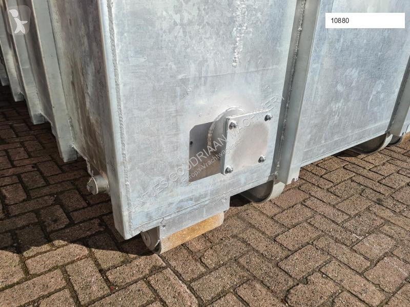 Uitrusting voor vrachtwagens  Vloeistof container