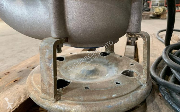 آلة لمواقع البناء  pompe immergee pour eau boueuse