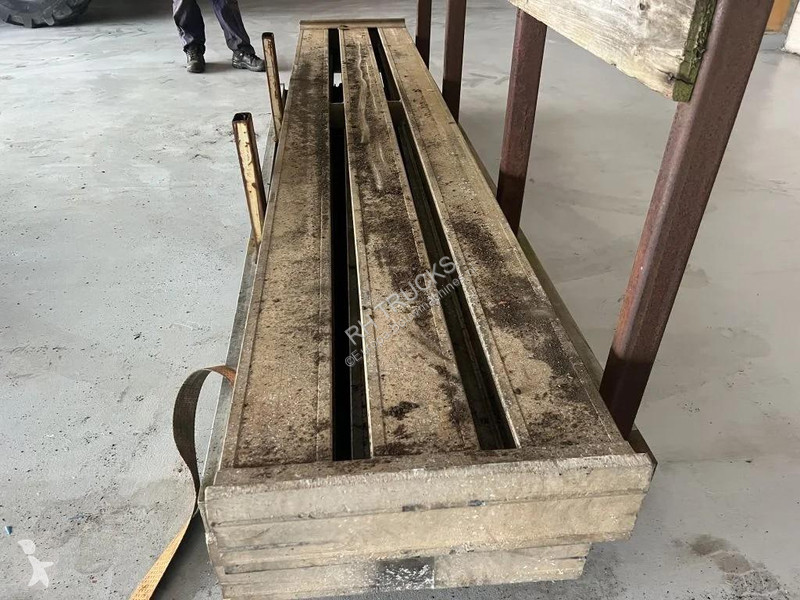 تجهيزات الأشغال العمومية  Oprijplaat 330 cm bij 55