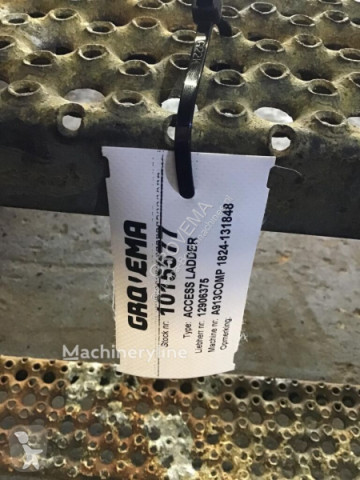 Estribo / escalera Liebherr