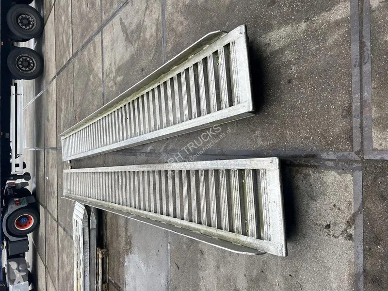 تجهيزات الأشغال العمومية  600cm lang Oprijplaat...