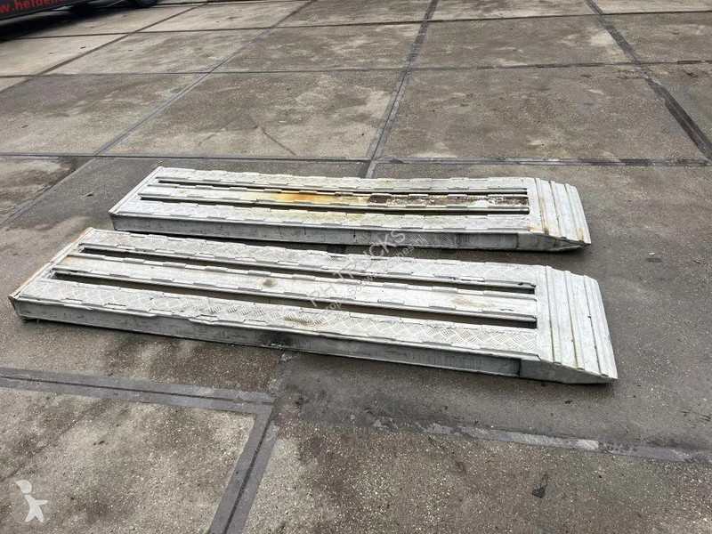تجهيزات الأشغال العمومية  2x oprijplaat 240cm...