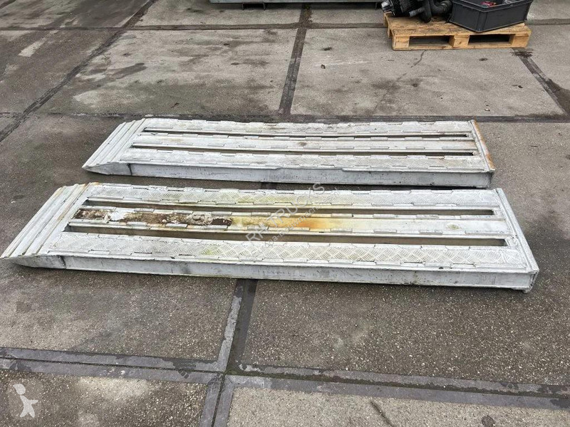 تجهيزات الأشغال العمومية  2x oprijplaat 240cm...