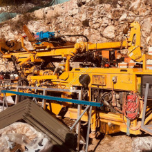 Escavadora de perfuração, de bate-estacas,de valas Comacchio MC 600 usada