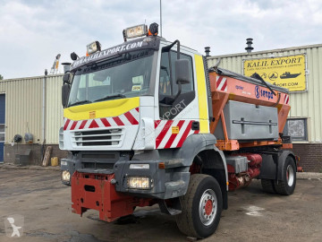 Камион опесъчител Iveco