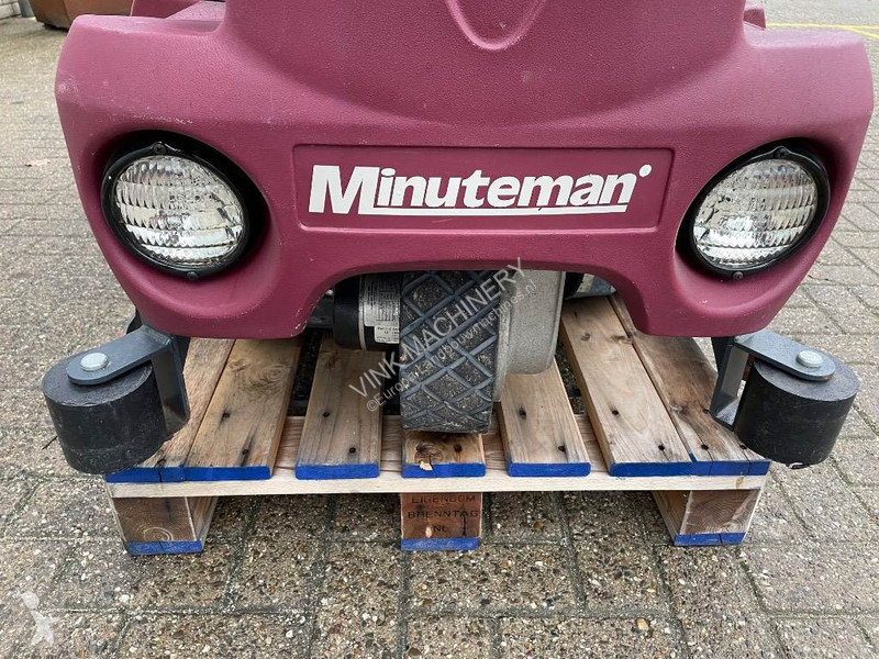 Gemeentevoertuig Minuteman Powerboss SC2832E