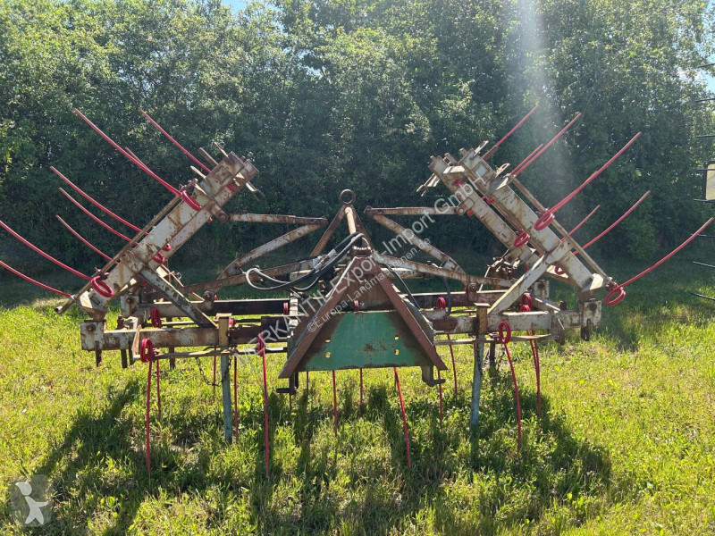 Outils du sol non animés Strohstriegel...