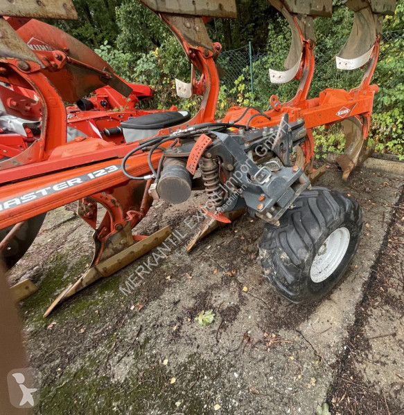 Outils du sol non animés Kuhn  Varimaster 123