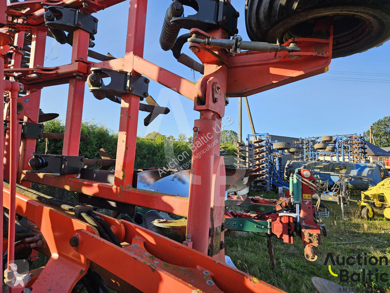 أدوات تربة غير متحركة Kuhn CULTIM 6500