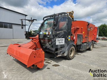 Kuhn Mixer feeder bucket