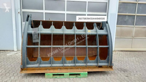 Mixer feeder bucket