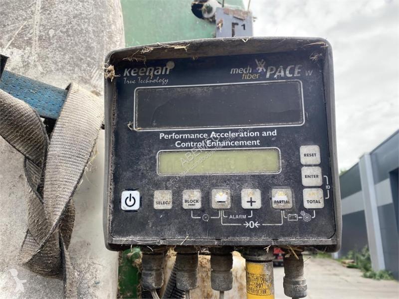 Distribuição forragens Keenan MF 360