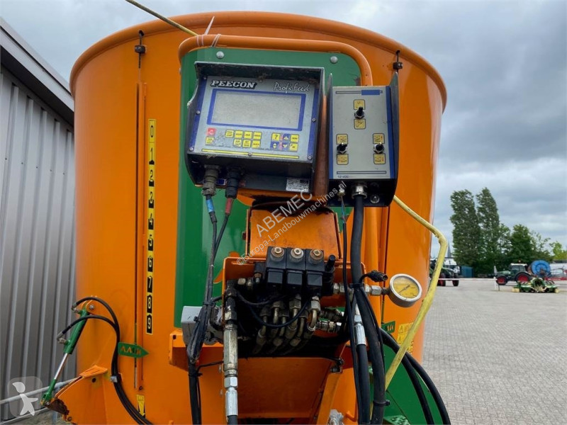 Distribution de fourrage Peecon Airmix Biga...