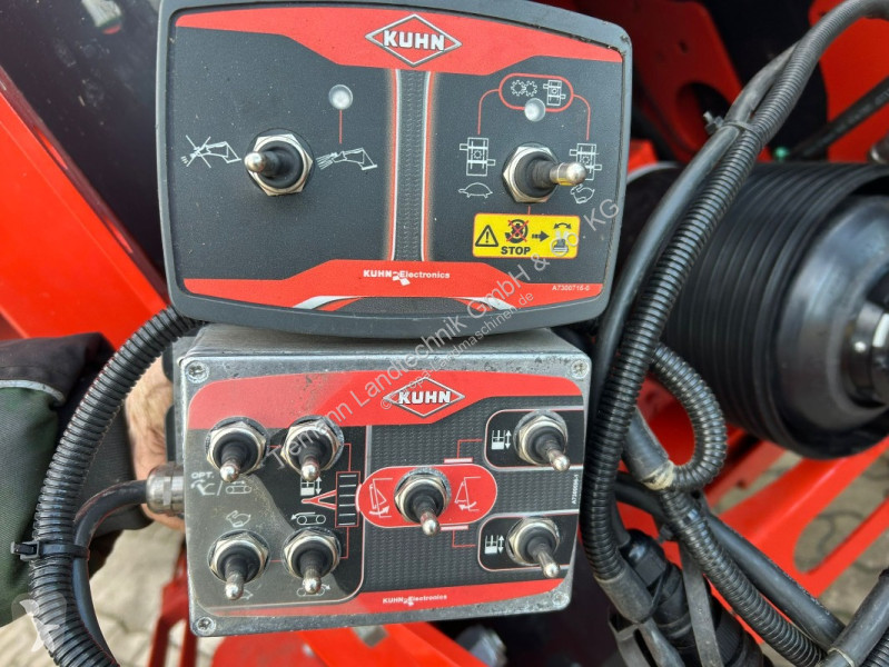 Distribution de fourrage Kuhn Profile 30.2 CL