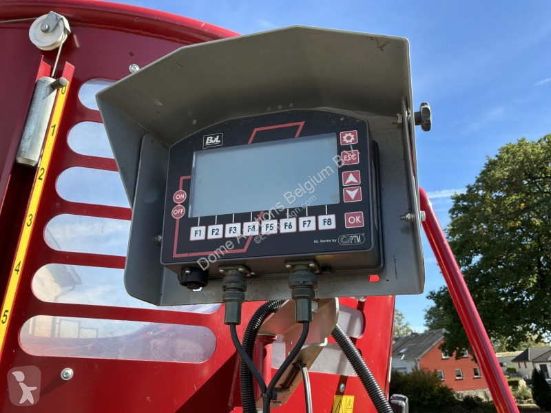 Distribution de fourrage BVL V-MIX Plus 17N-2S