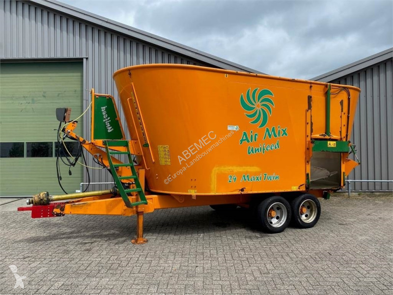Distribution de fourrage Peecon Airmix Biga...