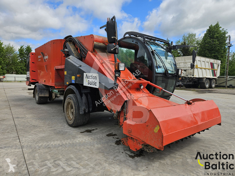 Distribución de forraje Kuhn SPW 14 Compact