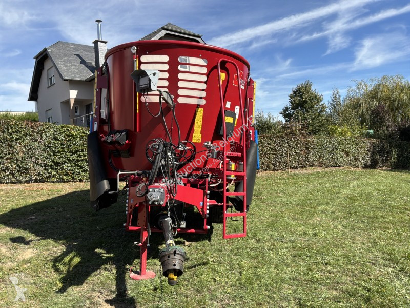 Distribution de fourrage BVL V-MIX Plus 17N-2S