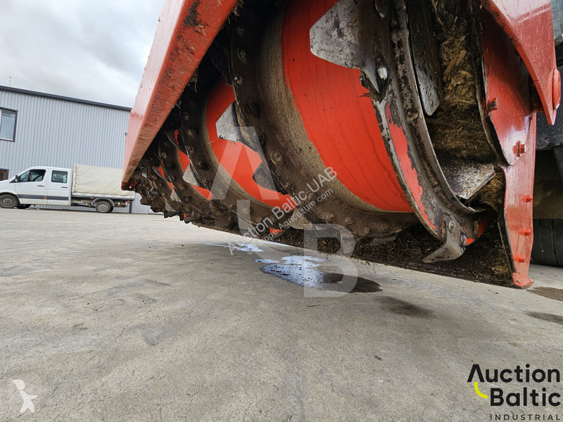 Distribución de forraje Kuhn SPW 14 Compact