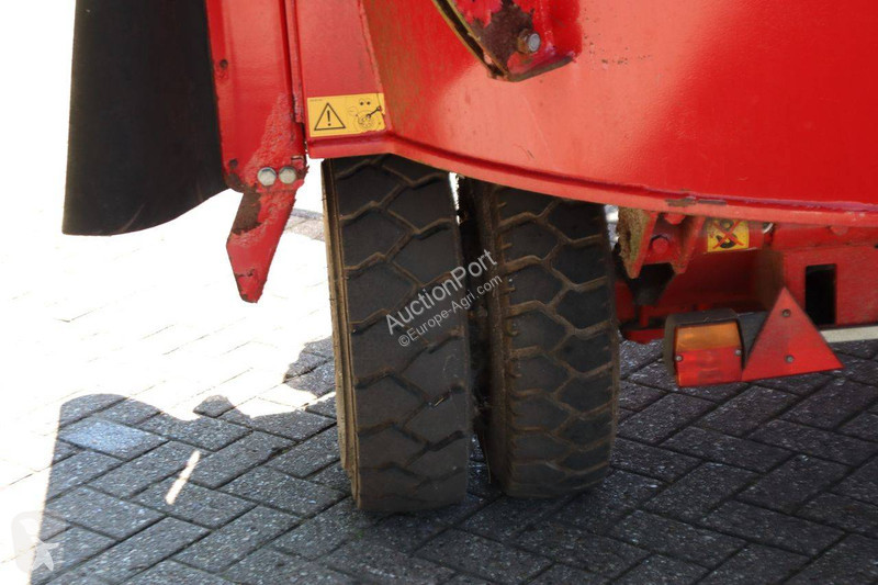 Distribuição forragens Peecon VMF 130