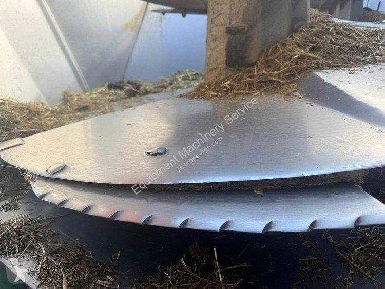 Distribution de fourrage JF  FEEDER VM 18