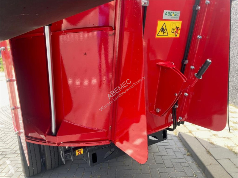 Distribution de fourrage BIGA 17-200...