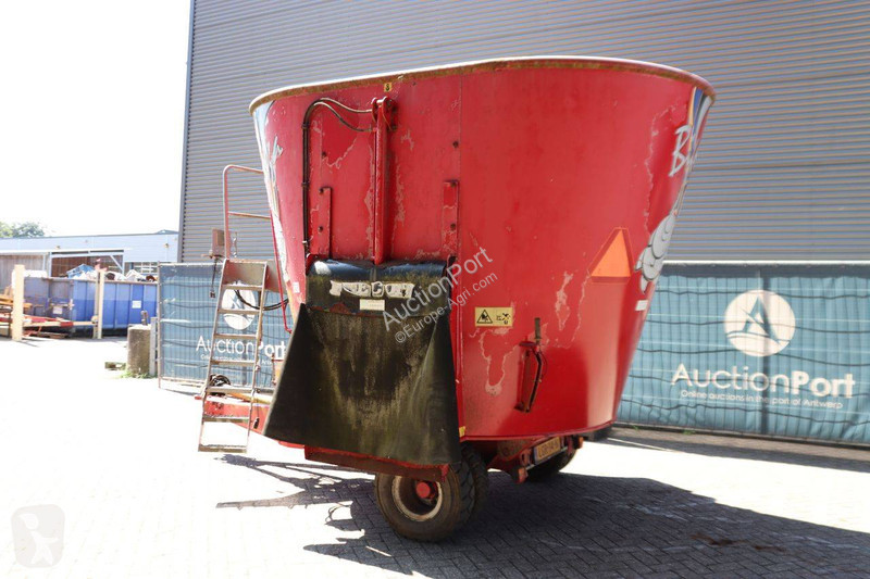 Distribuição forragens Peecon VMF 130