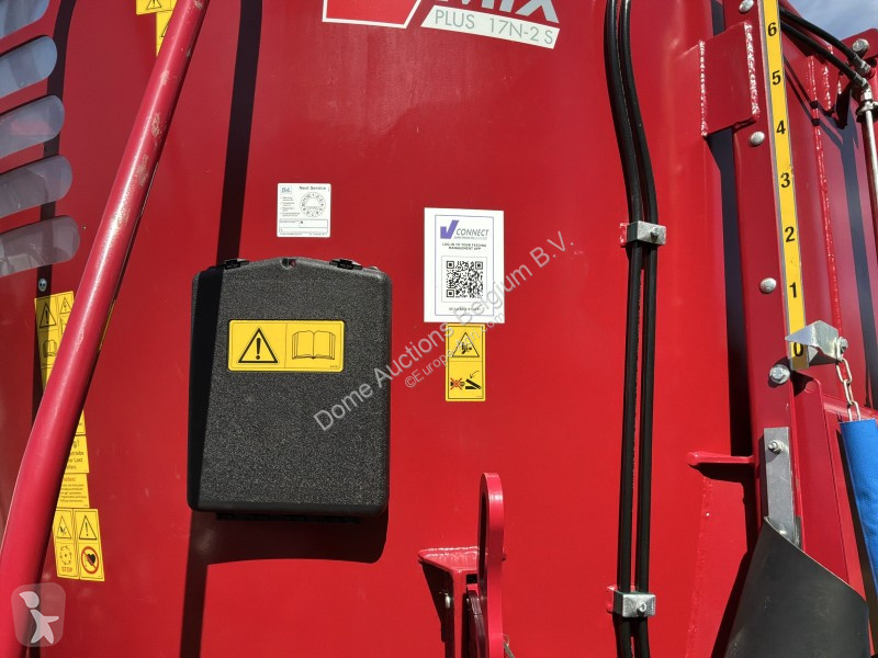 Distribution de fourrage BVL V-MIX Plus 17N-2S