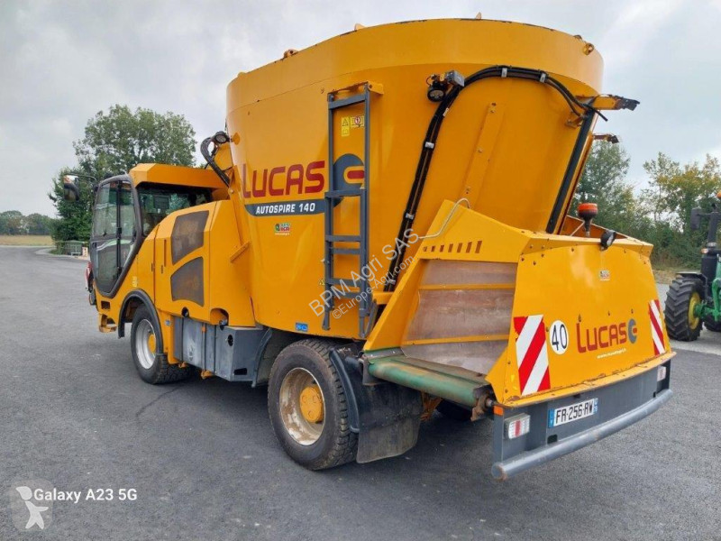 Distribution de fourrage Lucas