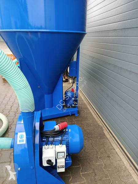 Distribution de fourrage  Futtermischer / Feed...