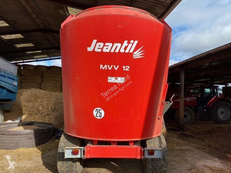 Distribution de fourrage Jeantil MVV 12
