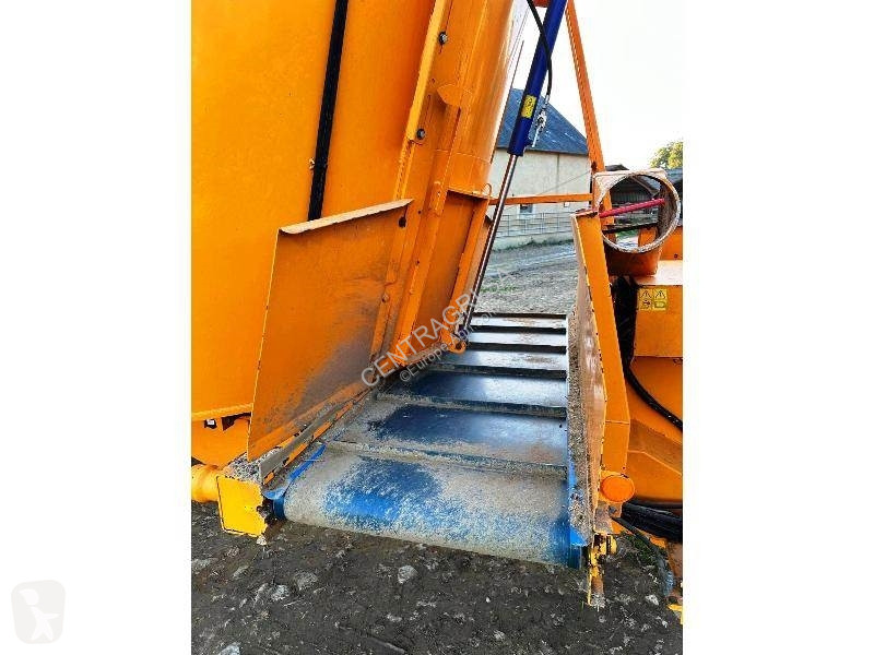 Distribution de fourrage Belair DRAKKAR 237-3