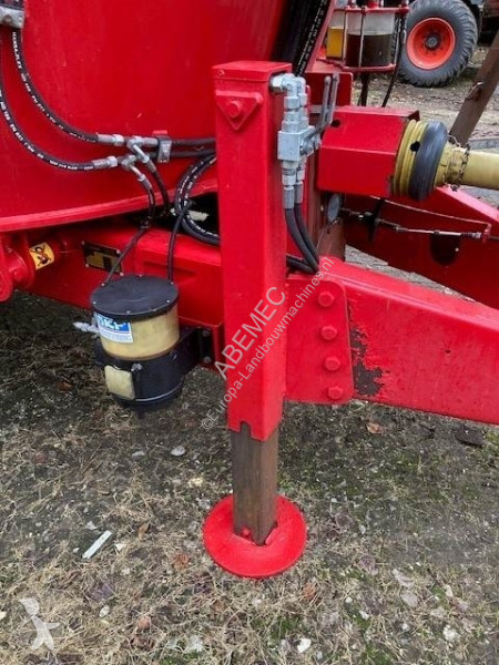 Distribution de fourrage Peecon Airmix Biga...