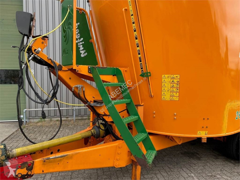 Distribution de fourrage Peecon Airmix Biga...